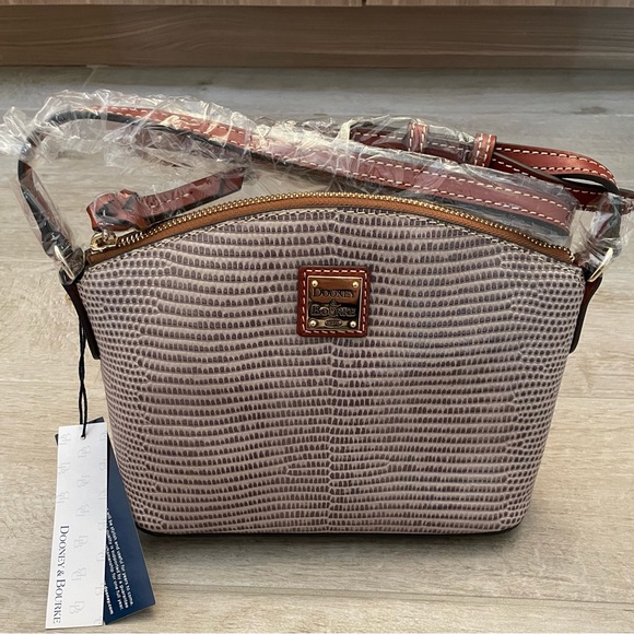 ❌SOLD❌ Dooney & Bourke Lizard Embossed Suki Crossbody Taupe - Picture 2 of 6